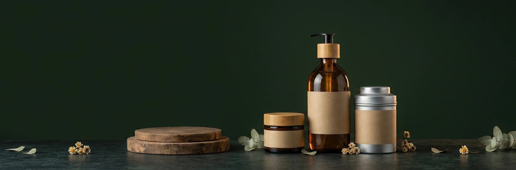 Productos de cosmética natural certificada por Acene sobre fondo verde